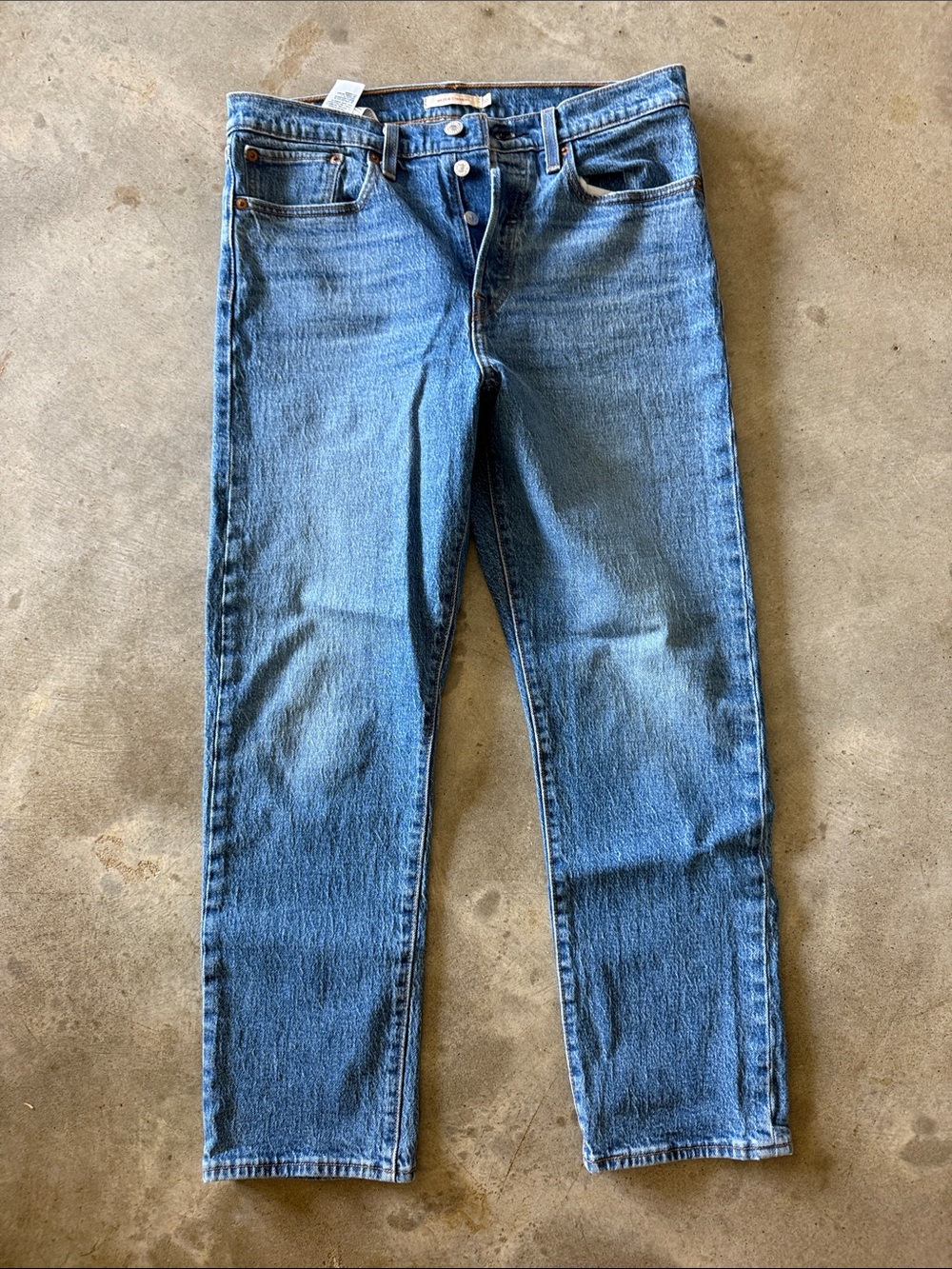 Womens Straight-Leg Levi’s Jeans in Classic Blue Wash